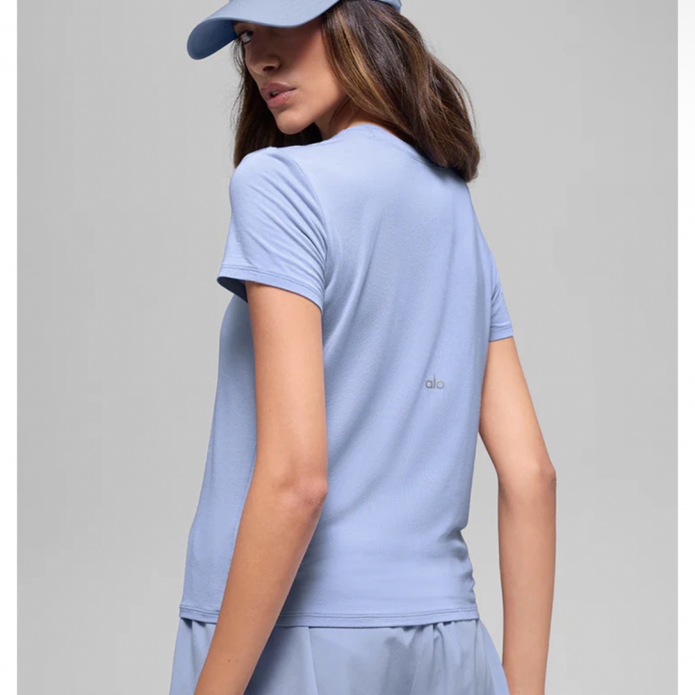 NWT ALO Yoga All Day Short Sleeve Winter Frost Athletic Casual Size Small - Picture 2 of 4